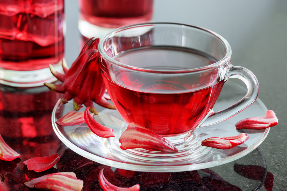 Non solo delizioso, questi sono 5 benefici del tè alla rosella per la salute