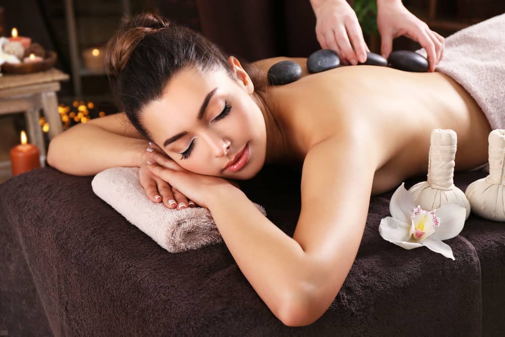 6 benefici del massaggio con pietre calde