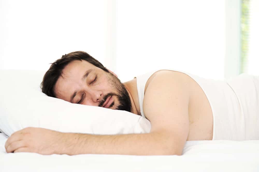 كن حذرًا ، فهذه 3 مخاطر للنوم على معدتك من أجل الصحة