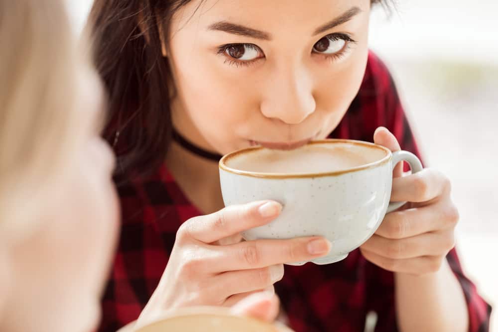 คุณสามารถทานยาหลังจากดื่มกาแฟได้หรือไม่?